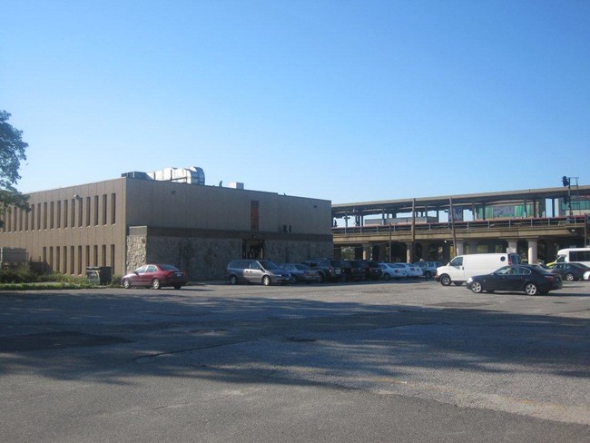 99 Newbridge Rd in Hicksville, NY - Foto de edificio - Building Photo