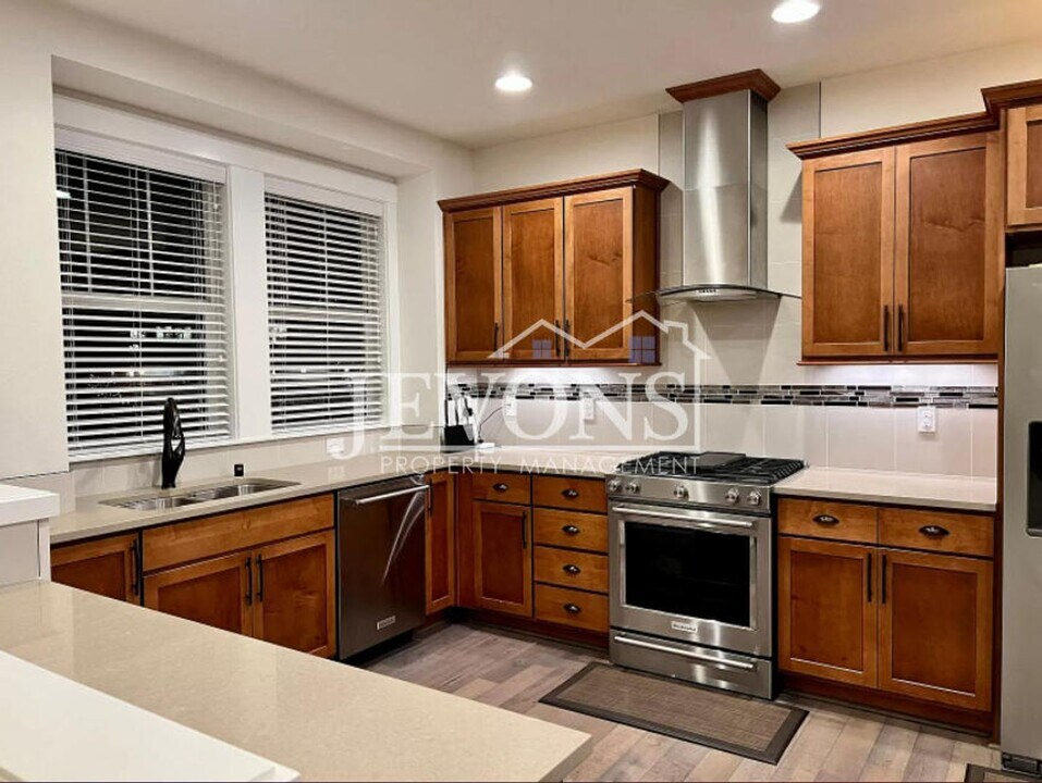 1328 Williamsburg Walk NE in Issaquah, WA - Building Photo