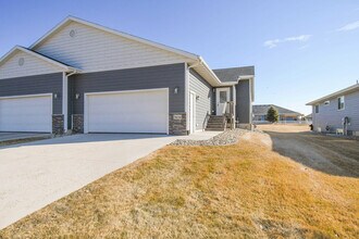 3616 S Outfield Cir in Sioux Falls, SD - Building Photo - Building Photo