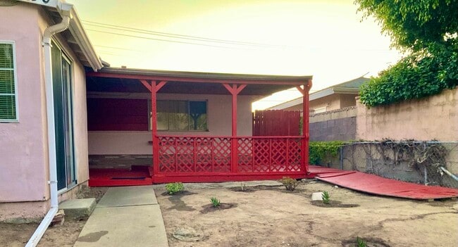 4640 Clairemont Dr in San Diego, CA - Foto de edificio - Building Photo