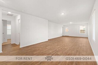 5041 Pitch in San Antonio, TX - Building Photo - Building Photo