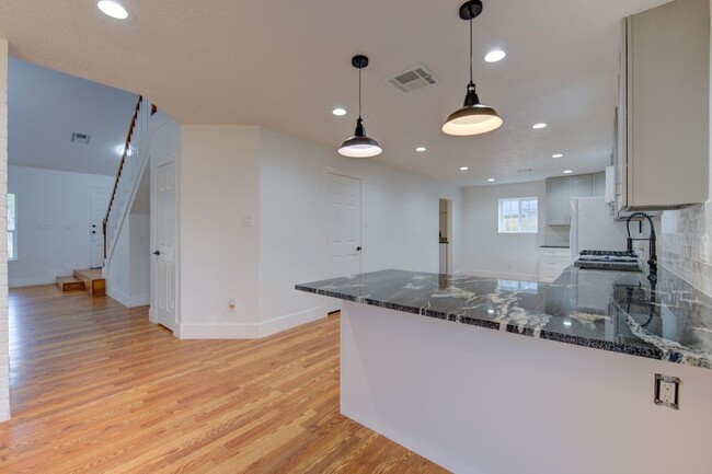 19403 Lake Hollow Ln