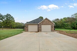 445 Oakwoods Dr in Elkins, AR - Building Photo