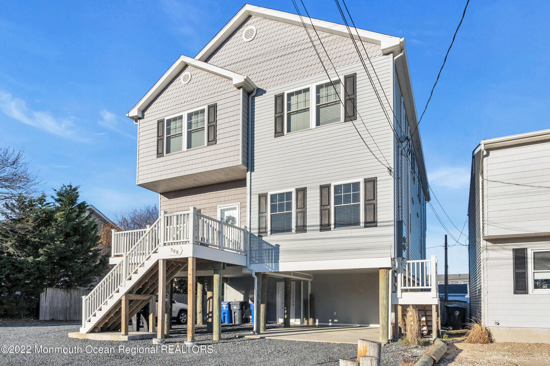 308 NJ-37 in Toms River, NJ - Building Photo