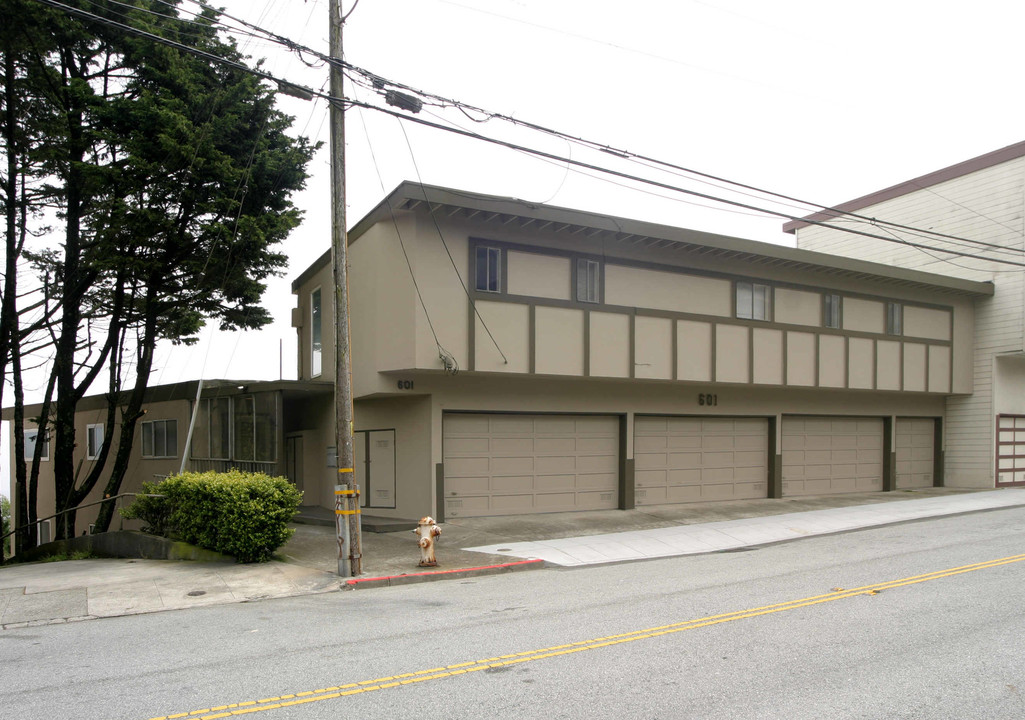 601 Burnett Ave in San Francisco, CA - Building Photo