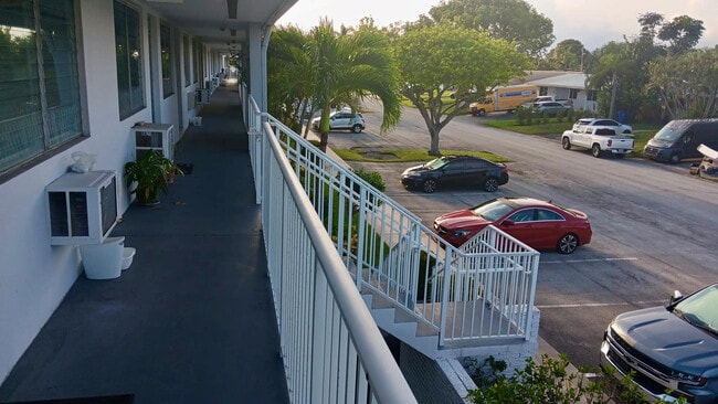 2000 NE 51st Ct in Fort Lauderdale, FL - Building Photo - Building Photo