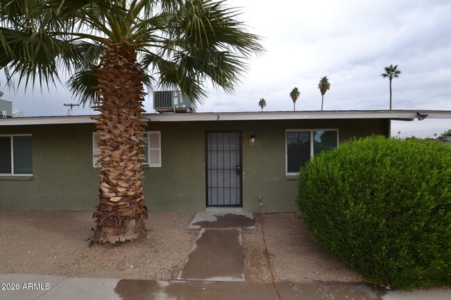 2210 W Devonshire Ave