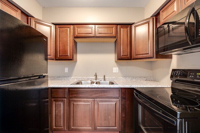 Imperial Continental Court Apartments in Vandalia, OH - Building Photo - Building Photo