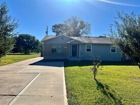 3311 Crestmeadow Dr in Pasadena, TX - Building Photo