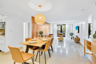 5225 Collins Ave in Miami, FL - Building Photo - Building Photo