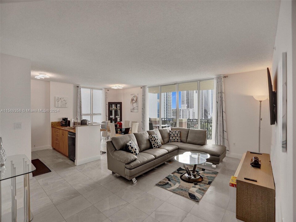 17555 Atlantic Blvd in Sunny Isles Beach, FL - Foto de edificio