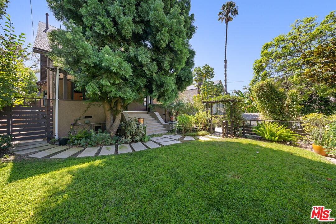 1650 Maltman Ave in Los Angeles, CA - Building Photo