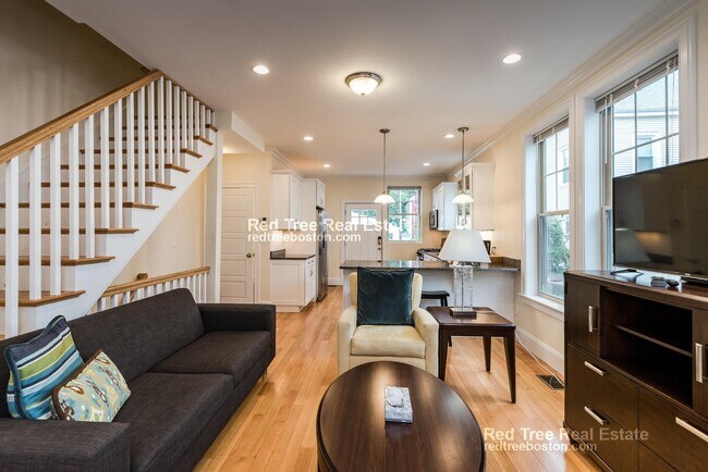1 Larose Pl, Unit 1 in Boston, MA - Foto de edificio - Building Photo