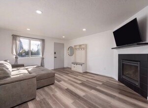 21116-21124 SE Reed Market Rd in Bend, OR - Foto de edificio - Building Photo