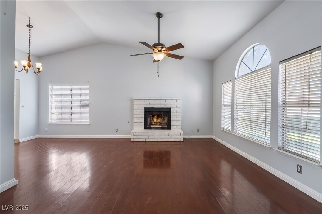 5761 Cloverleaf Cir in Las Vegas, NV - Building Photo