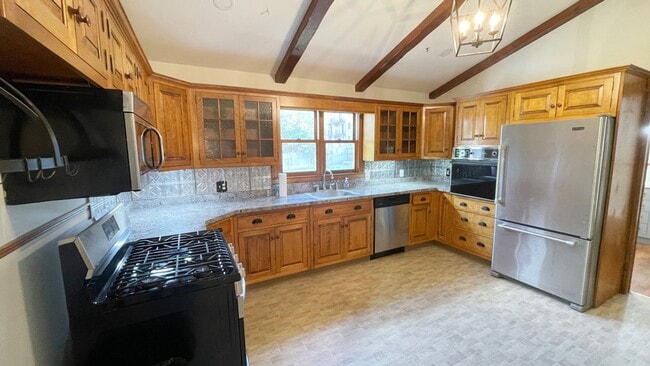 18 Holman Ave in Leominster, MA - Foto de edificio - Building Photo