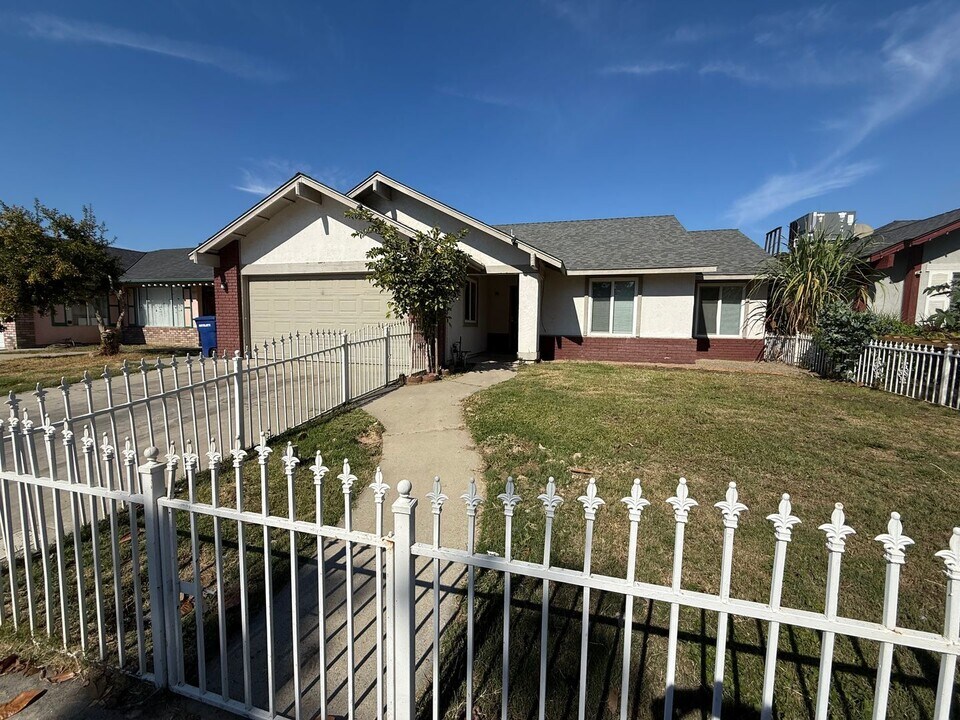 2025 Boulder Creek Dr in Modesto, CA - Building Photo