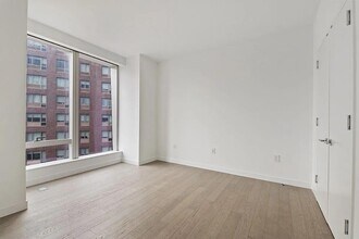 252 South St in New York, NY - Building Photo - Building Photo