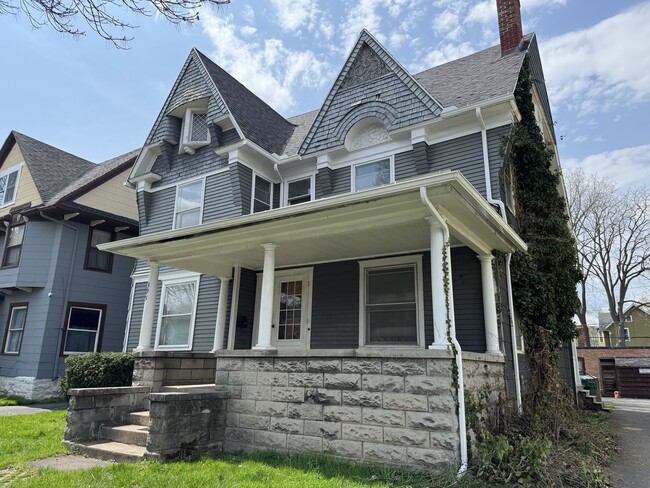 395 Meigs St, Unit 1  Downstairs in Rochester, NY - Foto de edificio - Building Photo