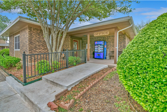 Chimney Square Apartments in Abilene, TX - Building Photo - Building Photo