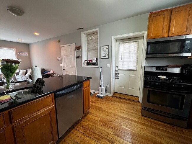 3217 N Karlov Ave, Unit 2 in Chicago, IL - Foto de edificio - Building Photo