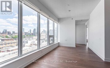 203 College St in Toronto, ON - Building Photo - Building Photo