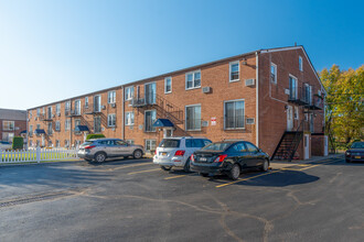 Colonial Gardens in Staten Island, NY - Foto de edificio - Building Photo
