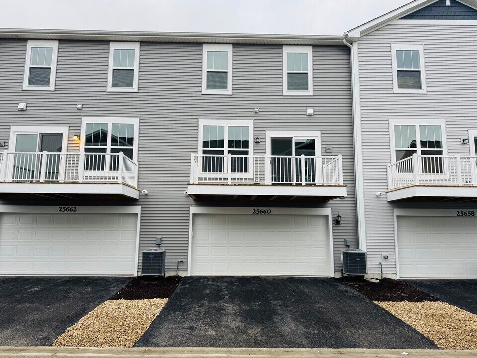 25660 W Yorkshire Dr in Plainfield, IL - Building Photo