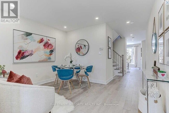 2221 Amberglen Ct in Oakville, ON - Building Photo - Building Photo