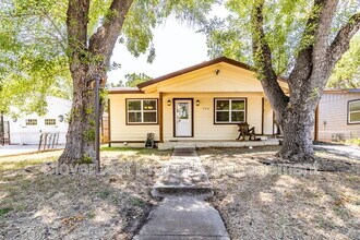779 W Coll St in New Braunfels, TX - Building Photo - Building Photo