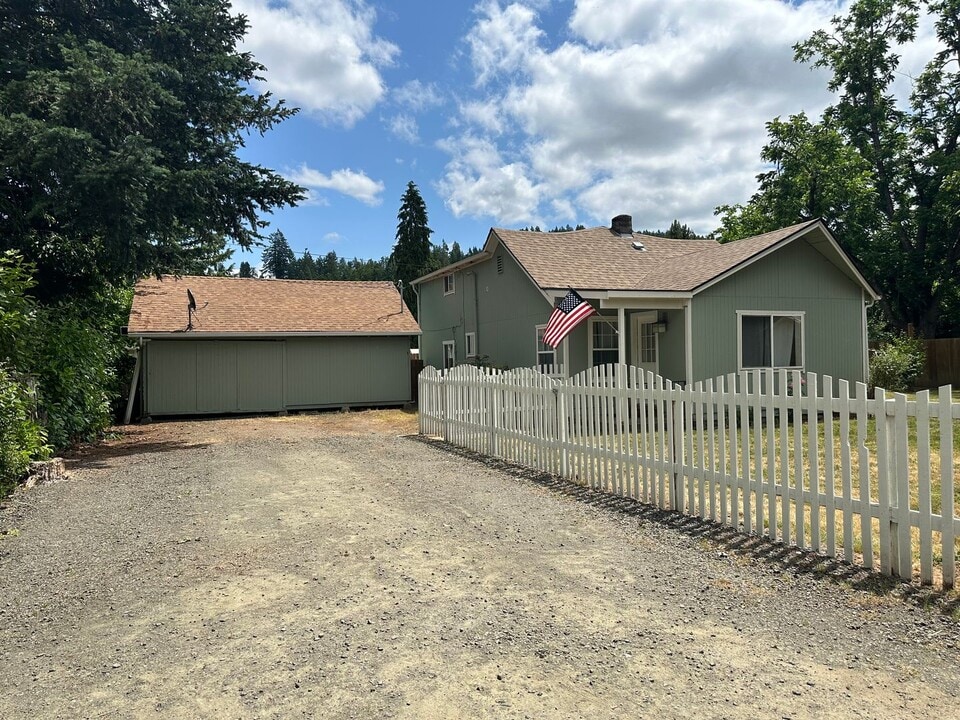 150 S 16th St in Cottage Grove, OR - Building Photo