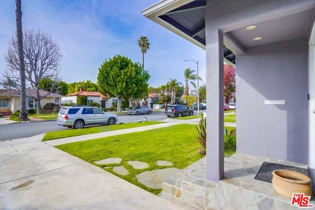 8404 Holy Cross Pl in Los Angeles, CA - Building Photo - Building Photo