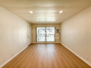 7333 Woodman Ave in Los Angeles, CA - Building Photo - Building Photo