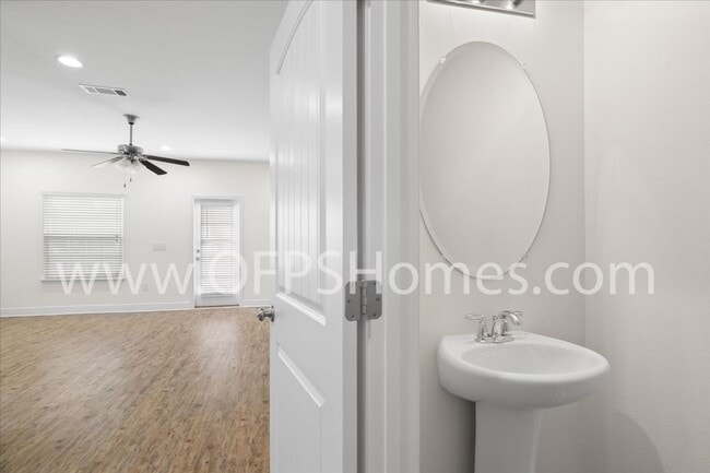 121 Iron Horse Dr E in Crestview, FL - Foto de edificio - Building Photo