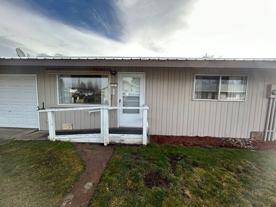 320 N Columbus Ave in Goldendale, WA - Building Photo
