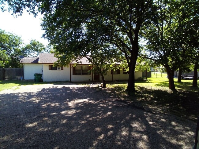 1972 County Rd 1045 in Lampasas, TX - Building Photo - Building Photo