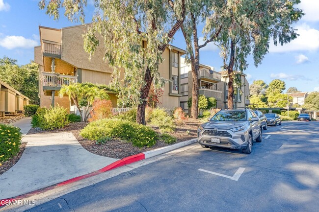 327 Chestnut Hill Ct in Thousand Oaks, CA - Foto de edificio - Building Photo