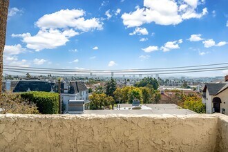 8400 De Longpre Ave, Unit 311 in West Hollywood, CA - Foto de edificio - Building Photo