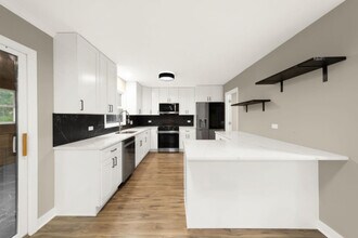 990 Whitehall Way in Crystal Lake, IL - Building Photo - Building Photo