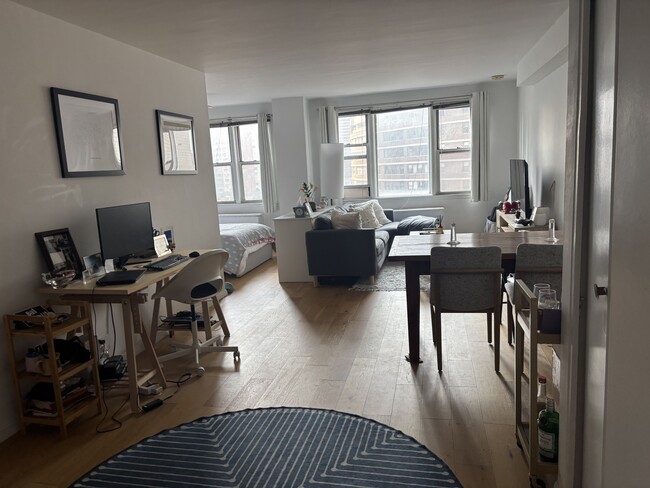 201 E 36th St, Unit 12G in New York, NY - Foto de edificio - Building Photo