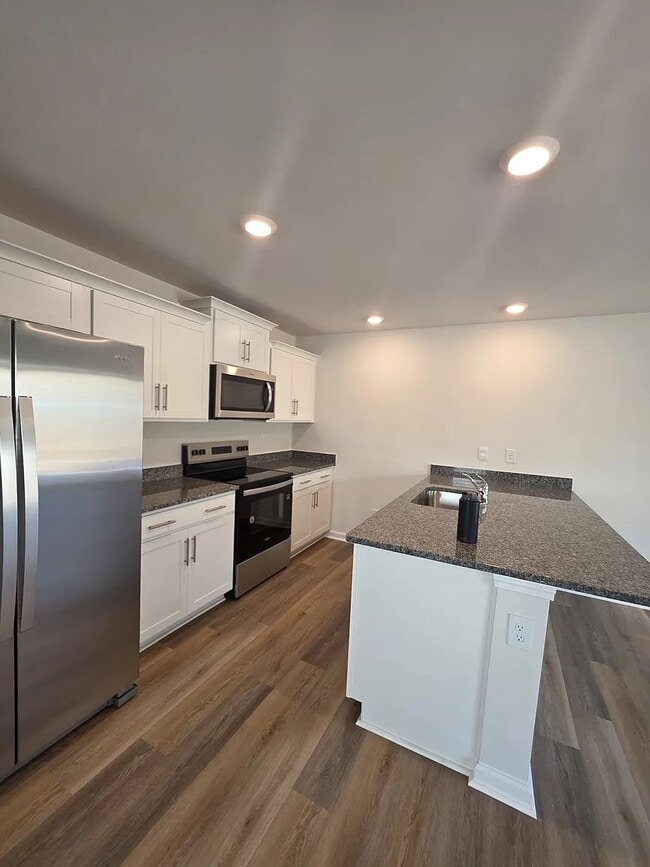 5131 Hyrule Dr in Charlotte, NC - Foto de edificio - Building Photo