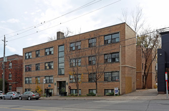 211 Eglinton Ave W in Toronto, ON - Building Photo - Building Photo