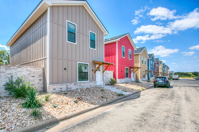 property at 1009 Holiday Dr