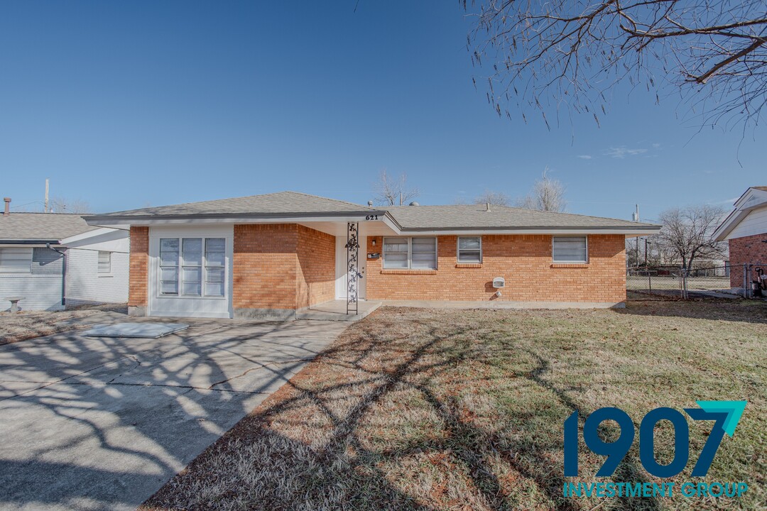 621 SW 1st Pl in Moore, OK - Building Photo