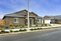 562 N Fourth St in Porterville, CA - Foto de edificio - Building Photo