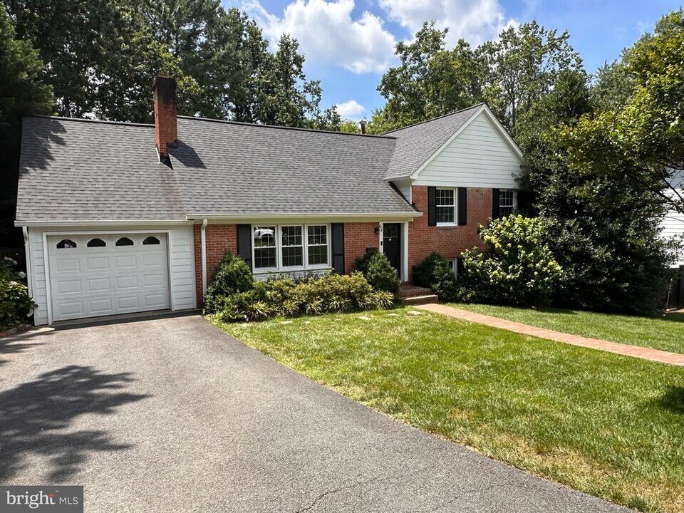 1954 Foxhall Rd in McLean, VA - Foto de edificio