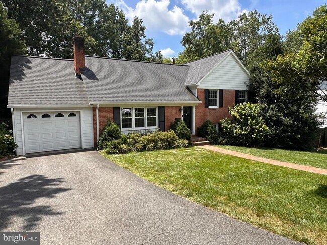property at 1954 Foxhall Rd