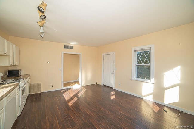 52 Maple Ave in Bay Shore, NY - Building Photo - Building Photo