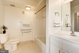 1000 New Jersey Ave SE, Unit 716 in Washington, DC - Foto de edificio - Building Photo
