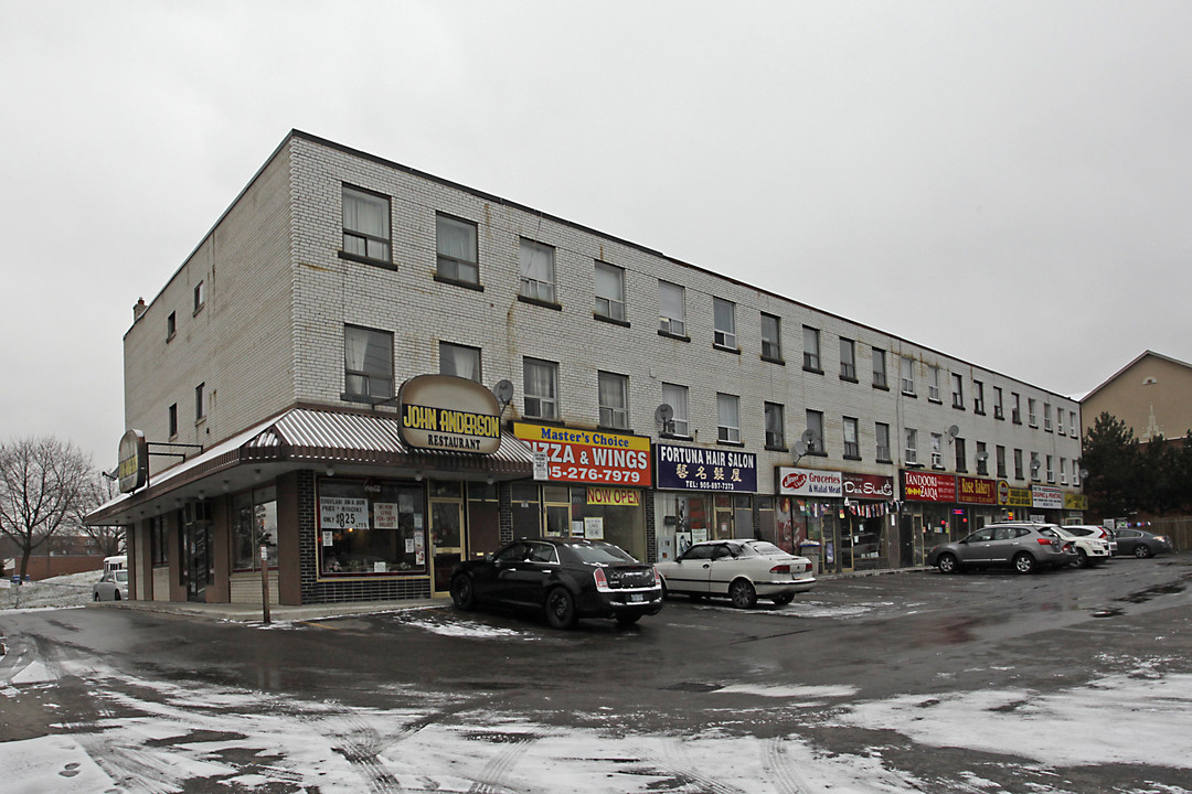 1051-1069 Dundas St W in Mississauga, ON - Building Photo